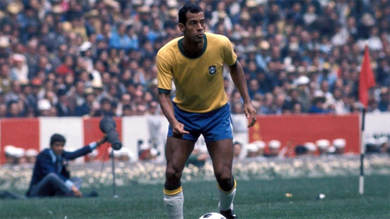 hau-ve-canh-phai-hay-nhat-carlos-alberto