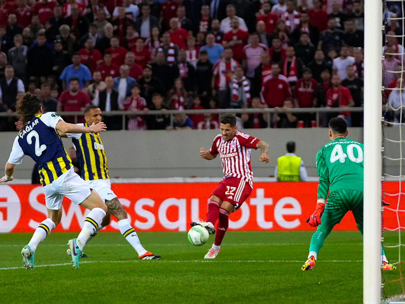 Soi kèo Fenerbahce vs Olympiakos lúc 2h00 ngày 19/4/2024