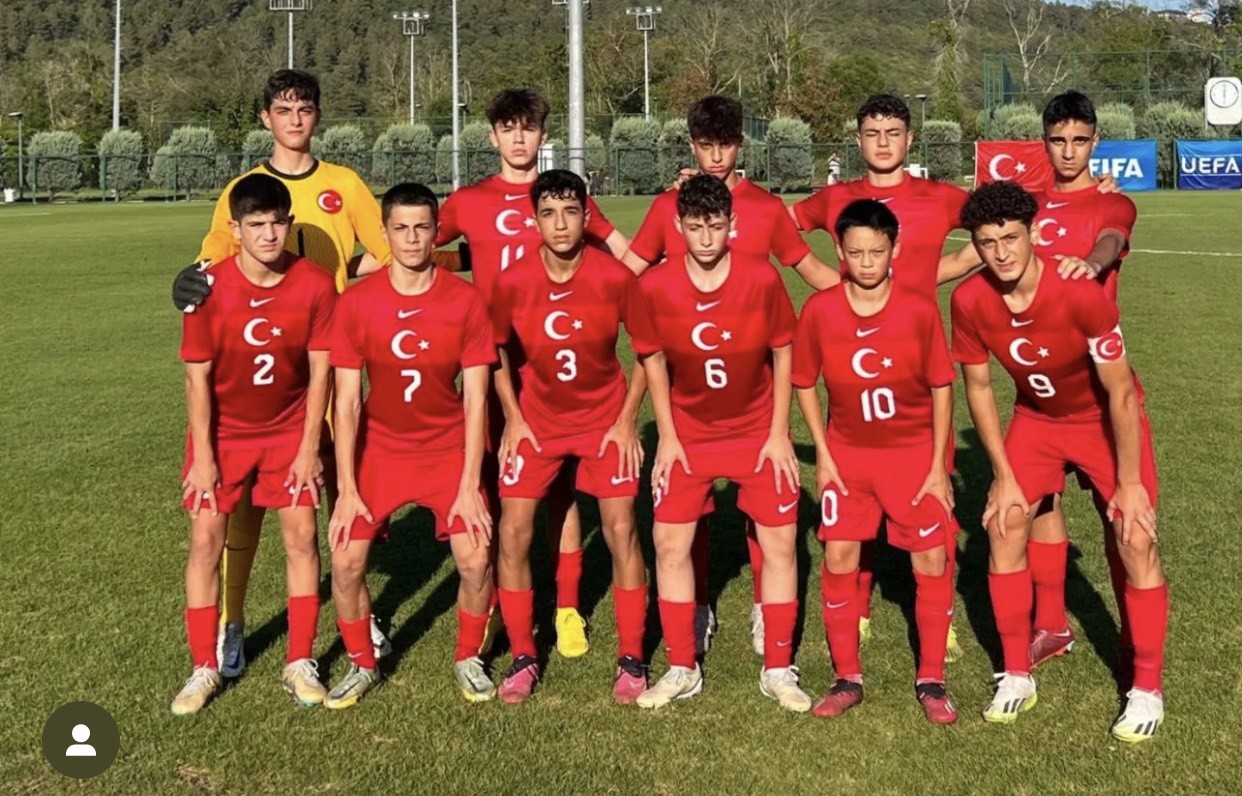 Kenan Kien Karatoprak (số 10) đã thi đấu cho U15 Thổ Nhĩ Kỳ