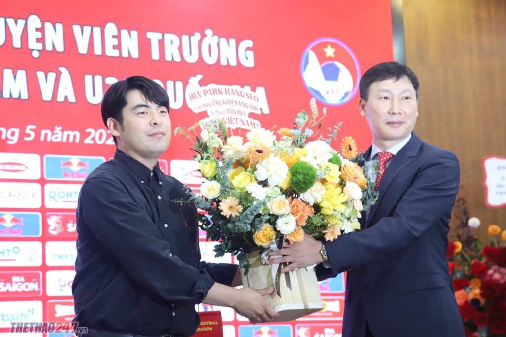 Người đại diện Lee Dong Jun đại diện HLV Park Hang Seo tặng hoa HLV Kim Sang Sik