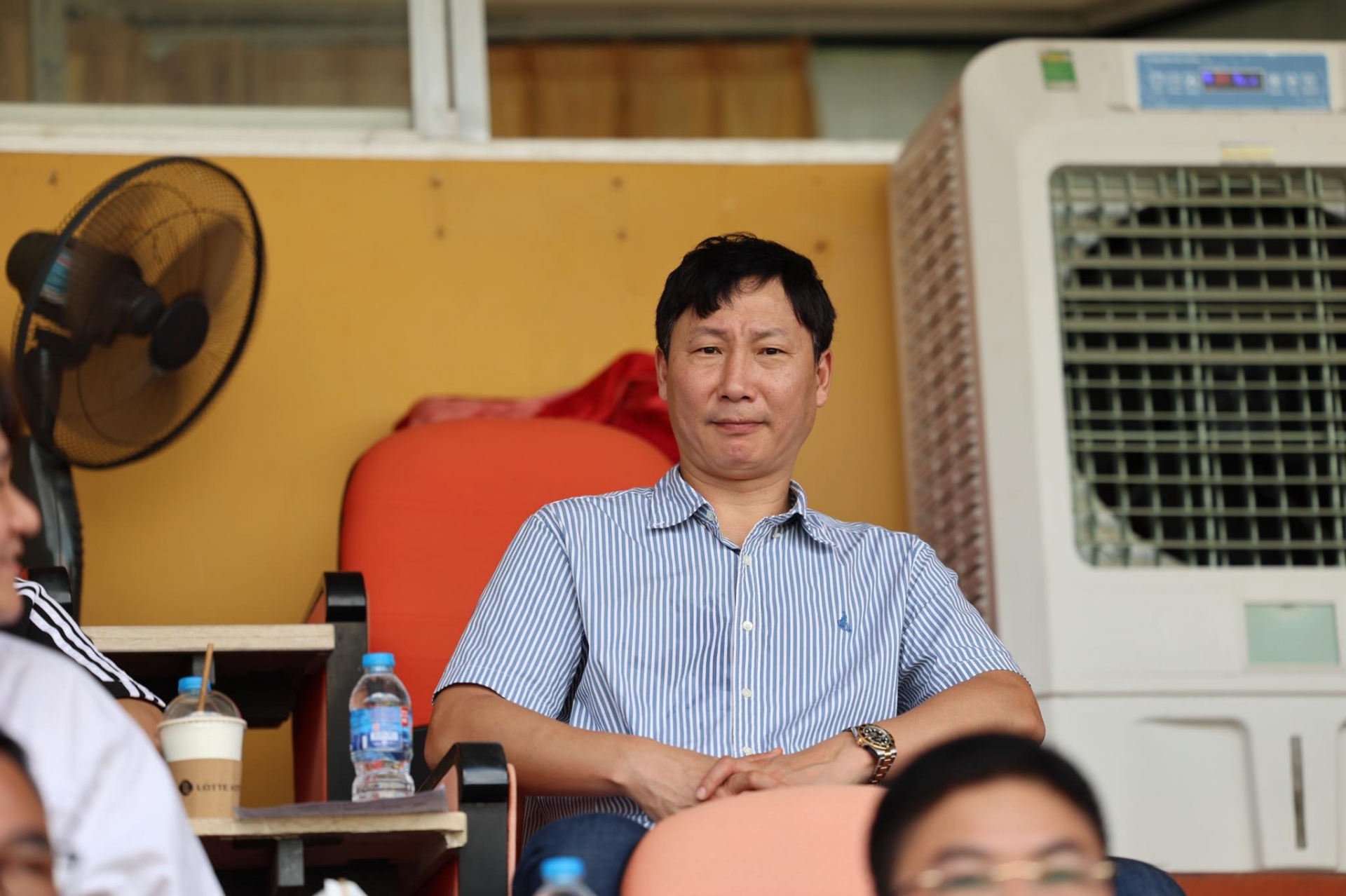 HLV trưởng ĐT Việt Nam Kim Sang Sik dự khán trận đấu của U21 CAHN